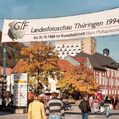 Thüringer Landesfotoschau 1994: Suhl Kunstkabinett im Haus Philharmonie: Banner im Steinweg