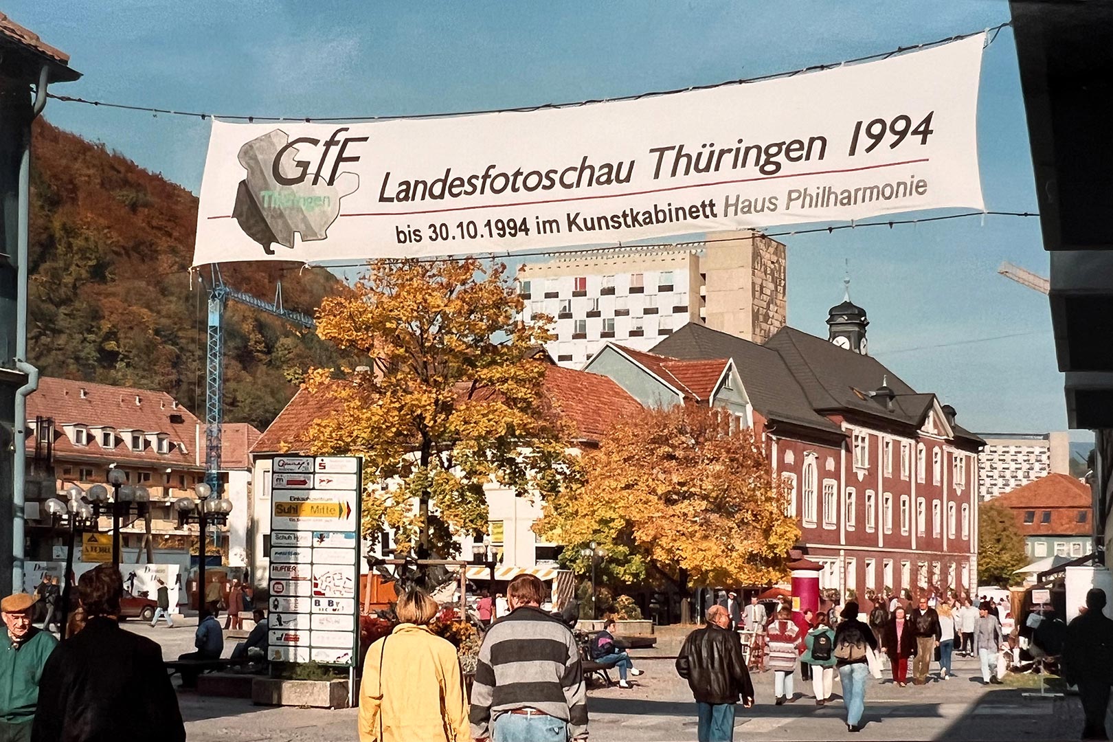 Thüringer Landesfotoschau 1994: Suhl Kunstkabinett im Haus Philharmonie: Banner im Steinweg