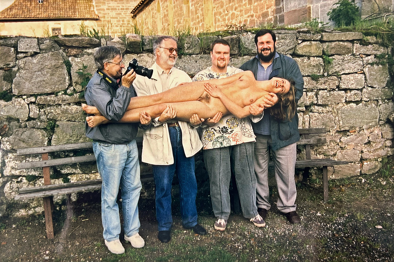 1995-06-IMG_6206-aktfotoworkshop-kloster-vessra-charly-walter-hunghaus-tilo-boessel-guenter-giese-model Juni 1995: Fotoclub Kontrast Suhl: Akt-Fotoworkshop im Hennebergischen Museum Kloster Veßra: Karl-Heinz Richter, ?, Tilo Bössel, Günter Giese und Model