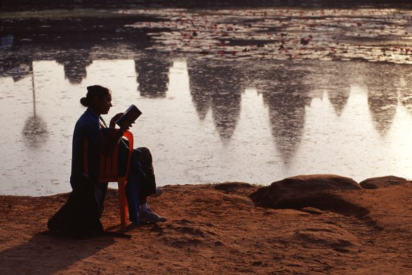 Lesende in Angkor Wat (Foto: Andreas Kuhrt)