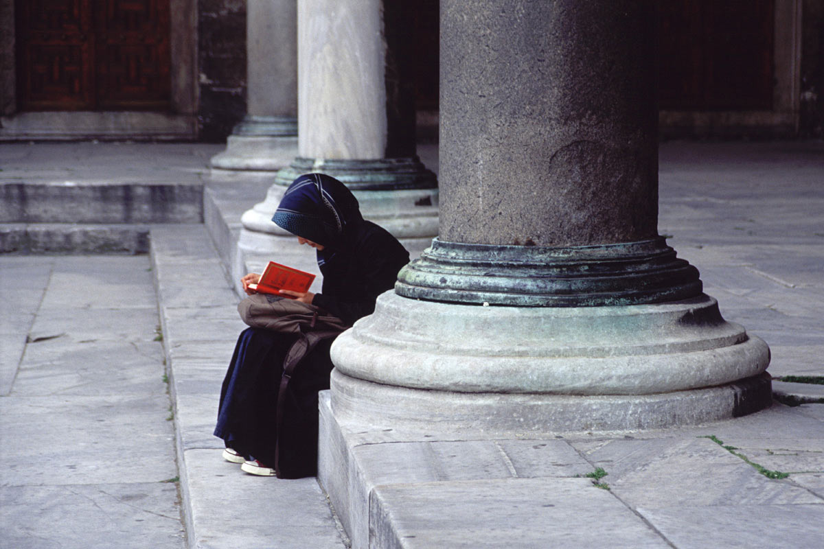 Lesende in der Blauen Moschee Istanbul (Foto: Andreas Kuhrt)