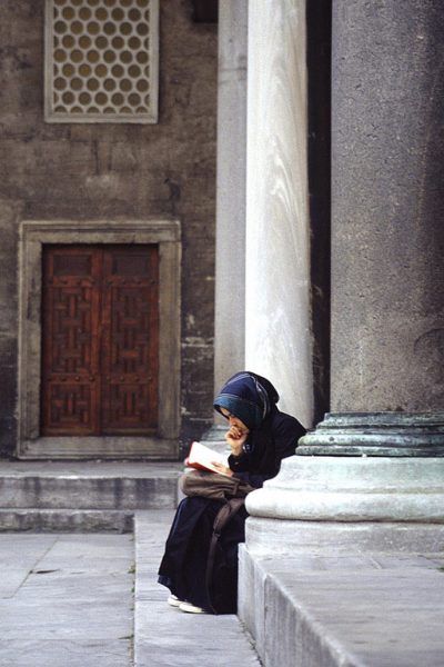 Lesende in der Blauen Moschee in Istanbul (Foto: Ines Koch)