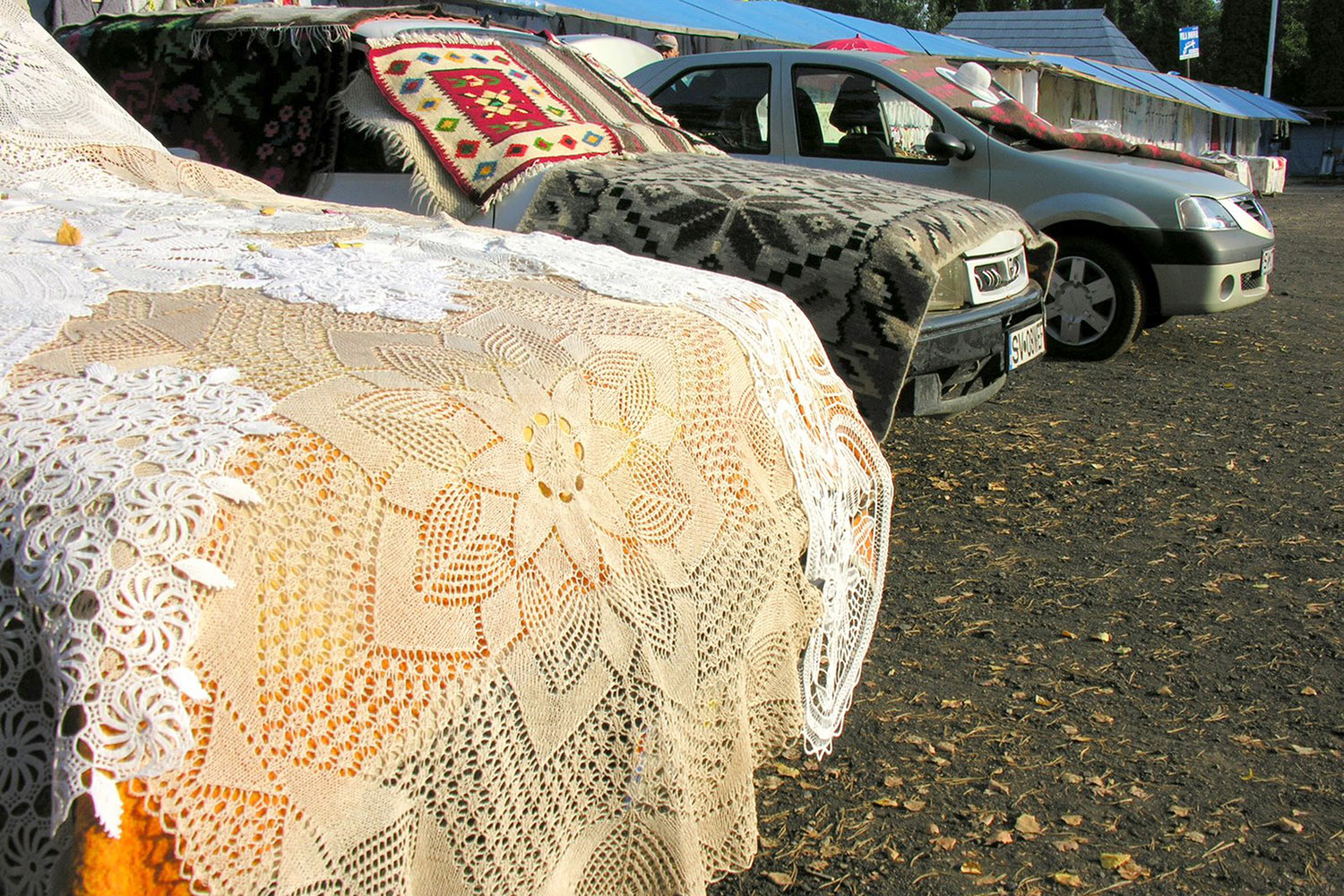 2010-kontrast-ausstellung-fahrzeuge-khr-teppichmarkt-in-rumaenien-DSCN1791 Teppichmarkt in Rumänien (Foto: Karl-Heinz Richter) . Ausstellung Fahrzeuge - Spielzeuge . Galerie im CCS . Suhl 2010