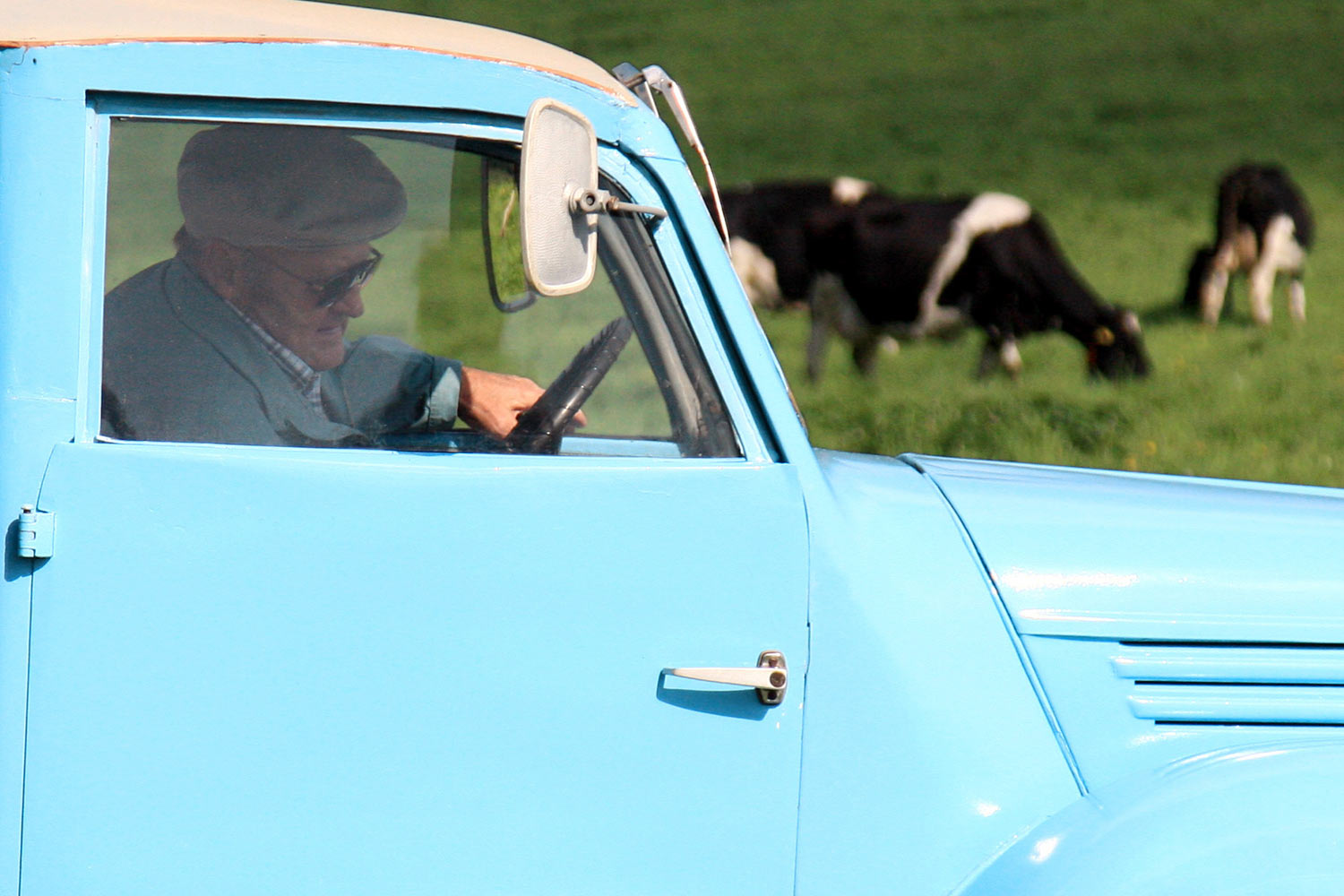 2010-kontrast-ausstellung-fahrzeuge-pms-bauer-sucht-blinker-1279_1 Bauer sucht Blinker (Foto: Peter Maximilian Schmidt) . Ausstellung Fahrzeuge - Spielzeuge . Galerie im CCS . Suhl 2010