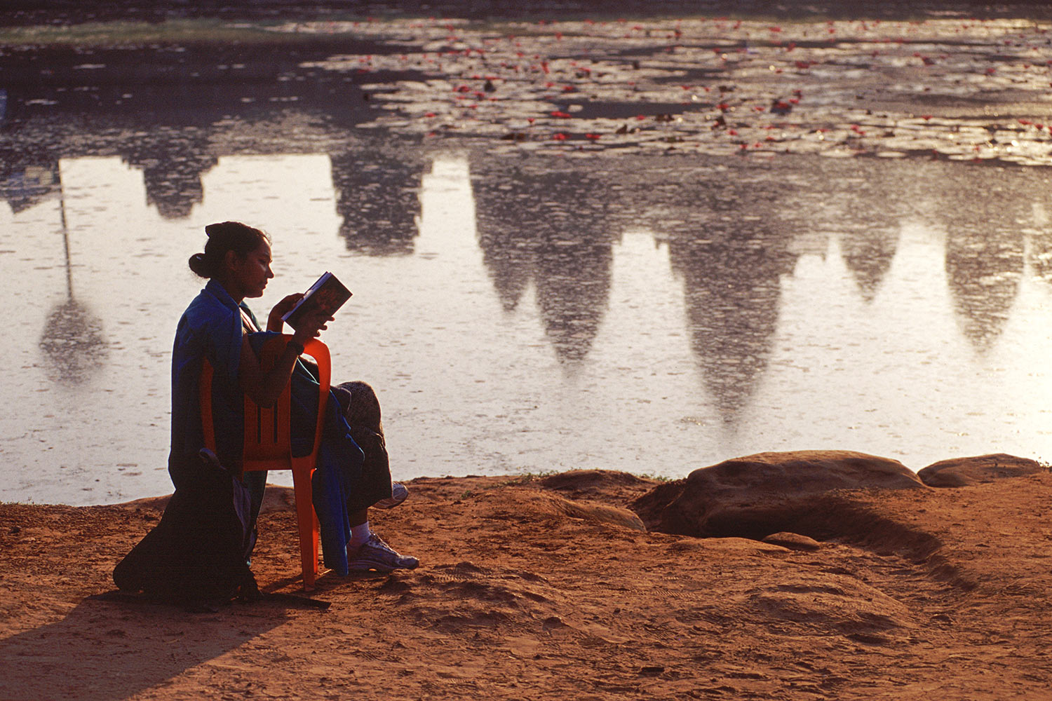 2010-reiselust-ak_kambodscha_sonnenaufgang_am_angkor_wat Sonnenaufgang am Angkor Wat, Kambodscha (Foto: Andreas Kuhrt) . Ausstellung Reiselust . Naturhistorisches Museum . Schloss Bertholdsburg . Schleusingen 2010
