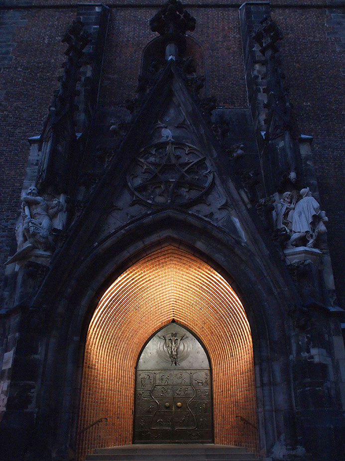 Kirchenportal (Foto: Manuela Hahnebach)