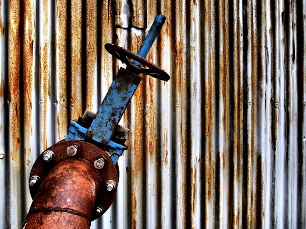 Am alten Öltank in Djupivogur . Island (Foto: Andreas Kuhrt)