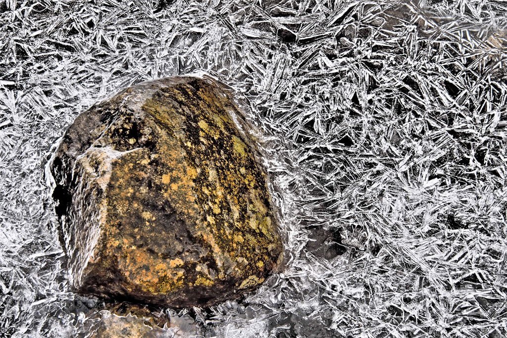 Stein im Eis (Foto: Andreas Kuhrt)