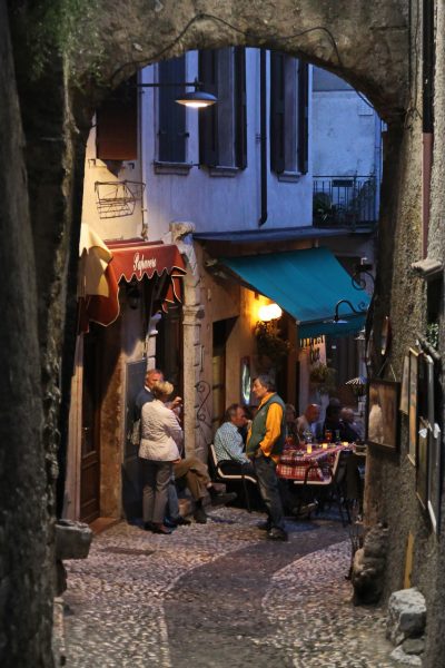 Straßencafé (Foto: Roland Kastner)