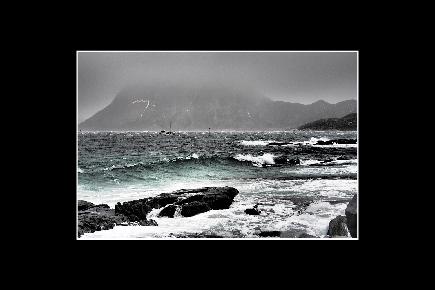 2013-fotoausstellung-istanbulofoten-11_nordmeer-sandnes_mh Nordmeer bei Sandnes (Foto: Manuela Hahnebach). Fotoausstellung Istanbulofoten . Landratsamt Hildburghausen . 2013