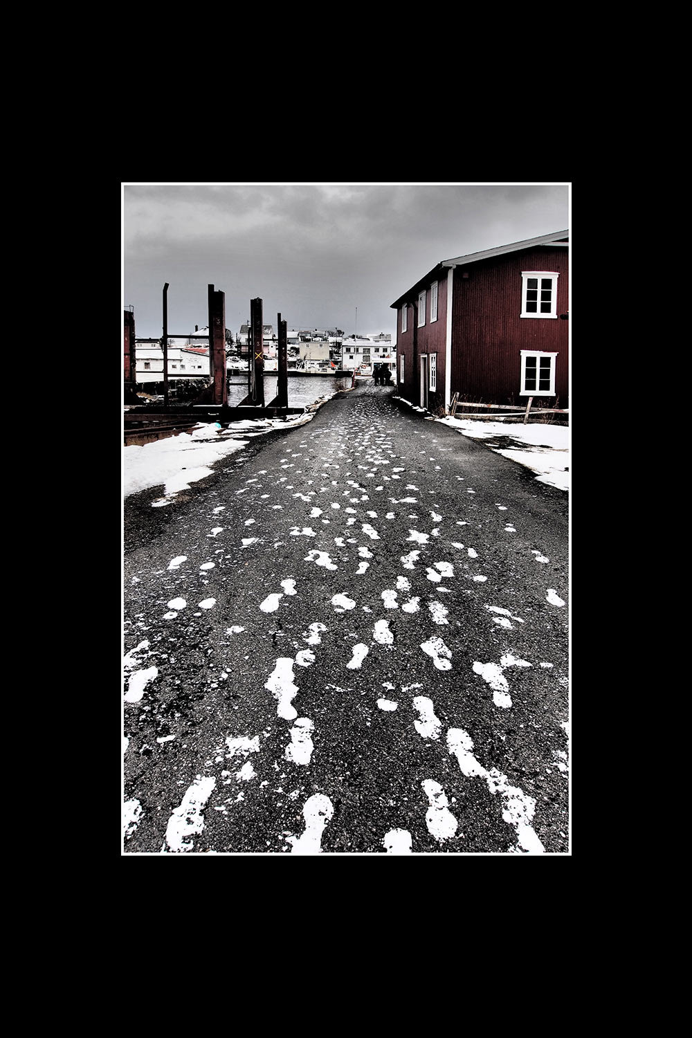 2013-fotoausstellung-istanbulofoten-13_weg-zu-hafen-henningsvaer_mh Weg zum Hafen in Henningsvaer (Foto: Manuela Hahnebach). Fotoausstellung Istanbulofoten . Landratsamt Hildburghausen . 2013