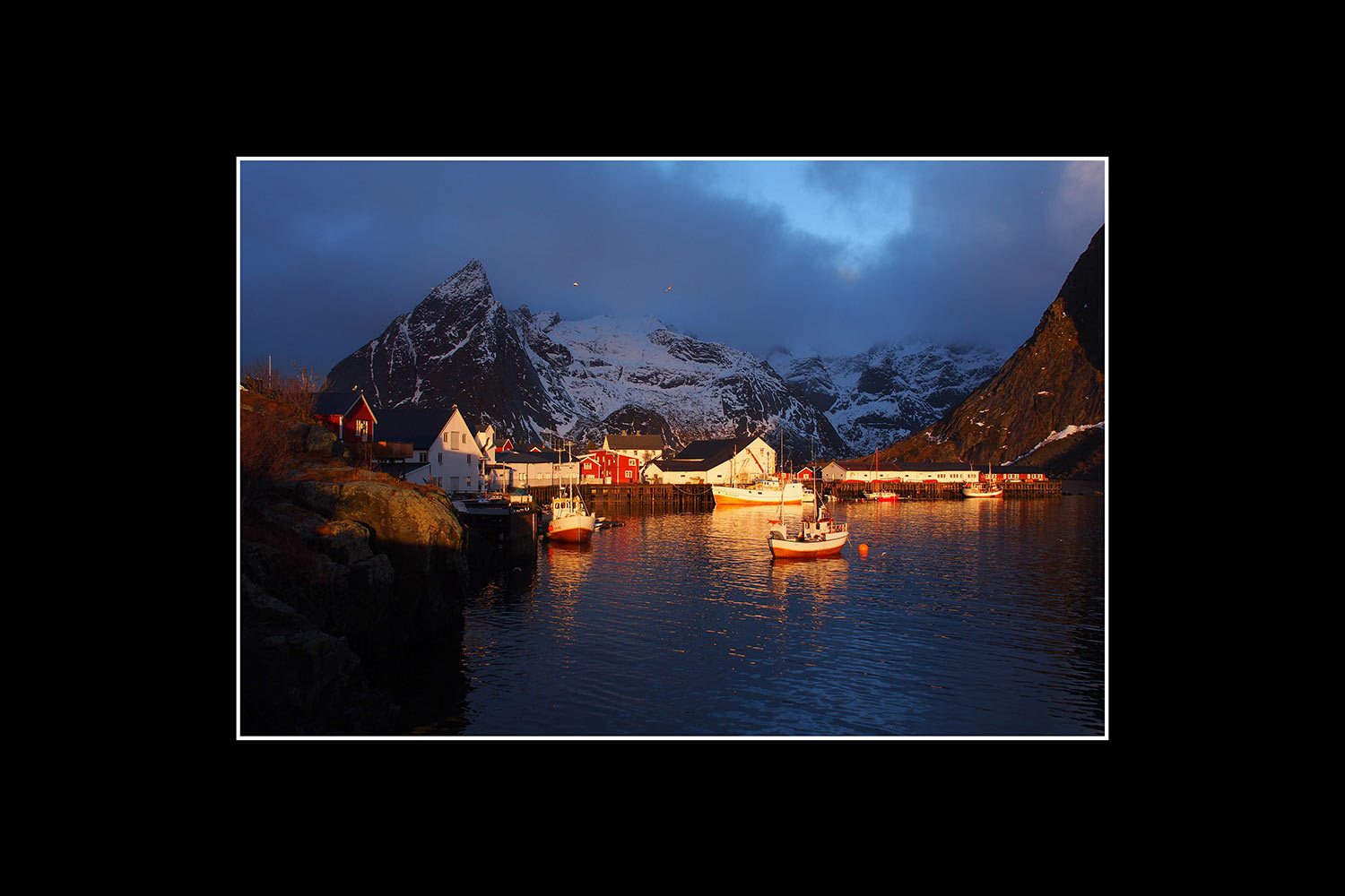 2013-fotoausstellung-istanbulofoten-22_am-morgen-nach-dem-sturm-hamnoy_mh Nach dem Sturm in Hamnoey (Foto: Manuela Hahnebach). Fotoausstellung Istanbulofoten . Landratsamt Hildburghausen . 2013