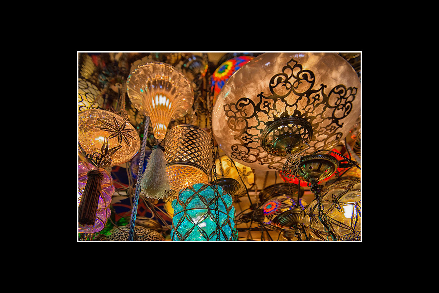 2013-fotoausstellung-istanbulofoten-28_aladins-wunderlampen_jg Aladins Wunderlampen (Foto: Jens Gutberlet). Fotoausstellung Istanbulofoten . Landratsamt Hildburghausen . 2013