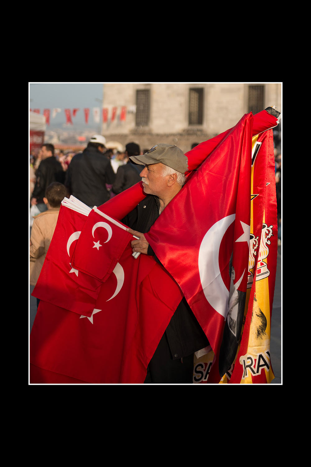 2013-fotoausstellung-istanbulofoten-29_fahntastisches-sonderangebot_jg Fahntastisches Sonderangebot (Foto: Jens Gutberlet). Fotoausstellung Istanbulofoten . Landratsamt Hildburghausen . 2013