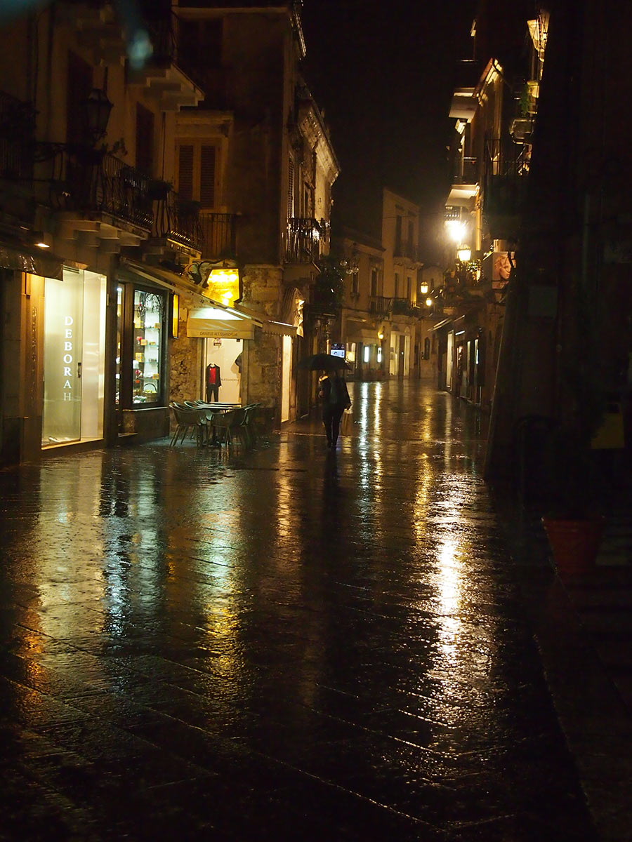 Gasse im Regen (Foto: Ines Koch)