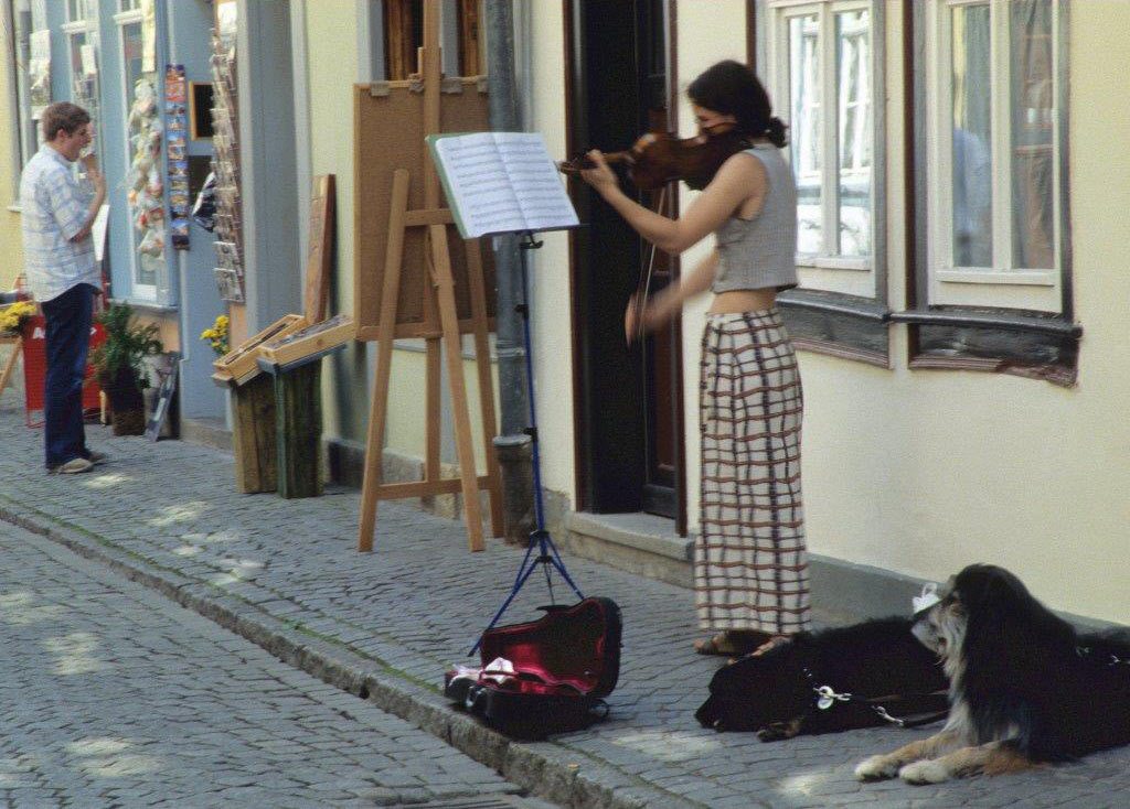 Straßenmusikerin (Foto: Karl-Heinz Richter)