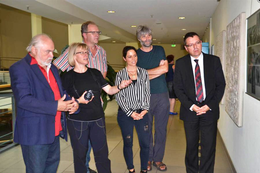 2014-ausstellung-fotoclub-kontrast-suhl-fritz-kulmbach-eroeffnung-rundgang Manfred Ströhlein, Manuela Hahnebach, Uli Pfeufer, Centermanagerin Anja Curioso Naiaretti, Andreas Kuhrt, Stadtrat Thomas Nagel . Fotoausstellung Kontrast . Galerie im "fritz" Kulmbach . 2014 (Foto: Uschi Prawitz)