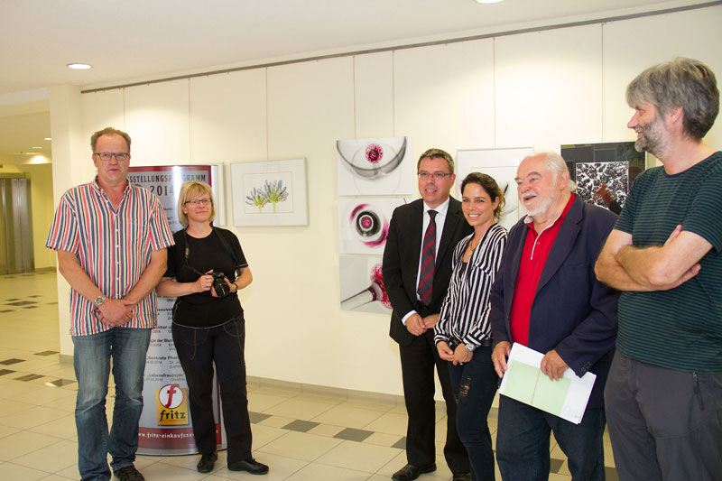 2014-ausstellung-fotoclub-kontrast-suhl-fritz-kulmbach-eroeffnung Manuela Hahnebach, Uli Pfeufer, Stadtrat Thomas Nagel, Centermanagerin Anja Curioso Naiaretti, Manfred Ströhlein, Andreas Kuhrt . Fotoausstellung Kontrast . Galerie im "fritz" Kulmbach . 2014 (Foto: Uschi Prawitz)