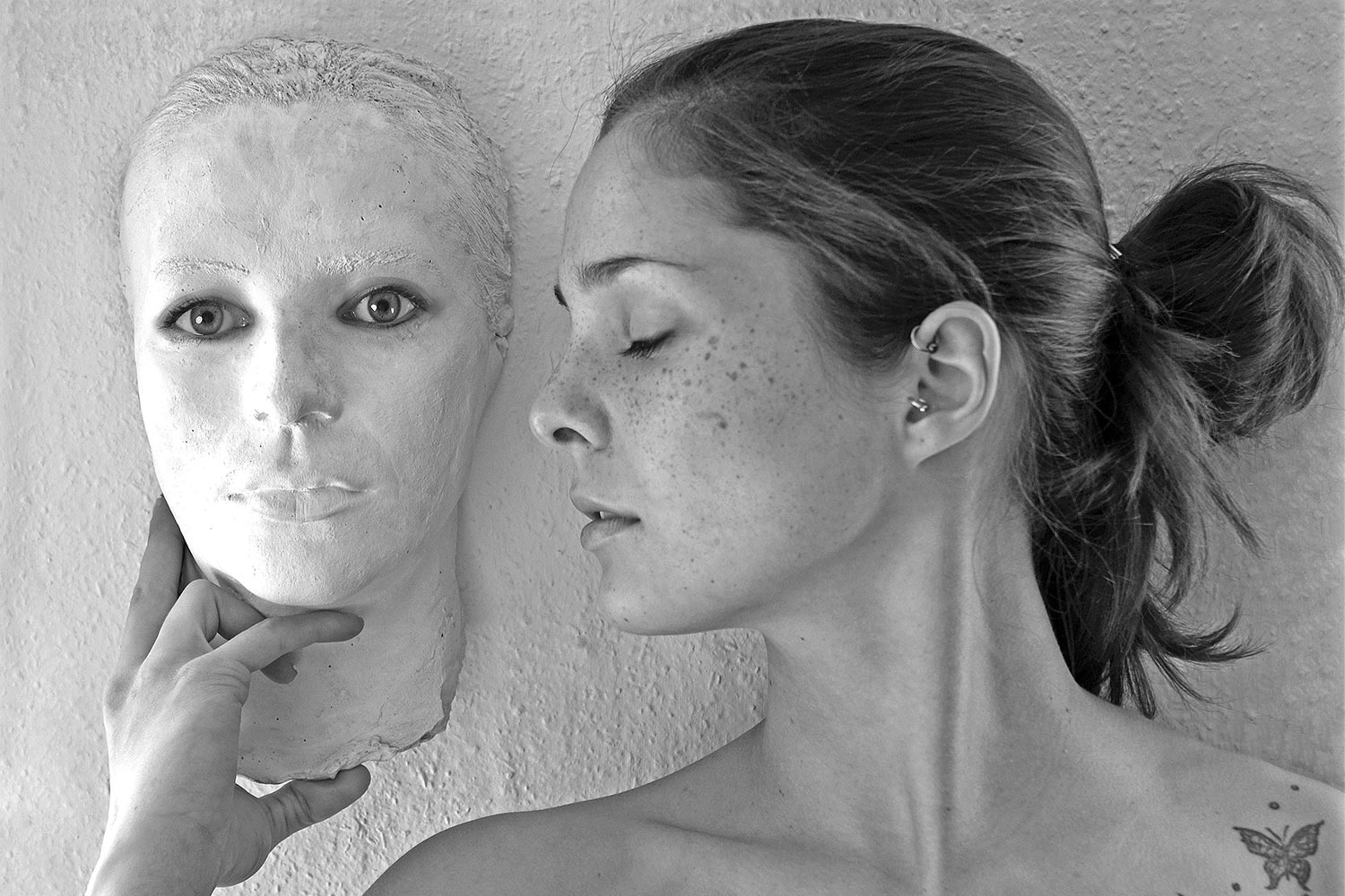 2014-masken-augenblick-foto-guenter-giese-dsc_1026bsw_grau Augenblick (Foto: Günter Giese) . Fotoausstellung Masken . Galerie im CCS Suhl . 2014