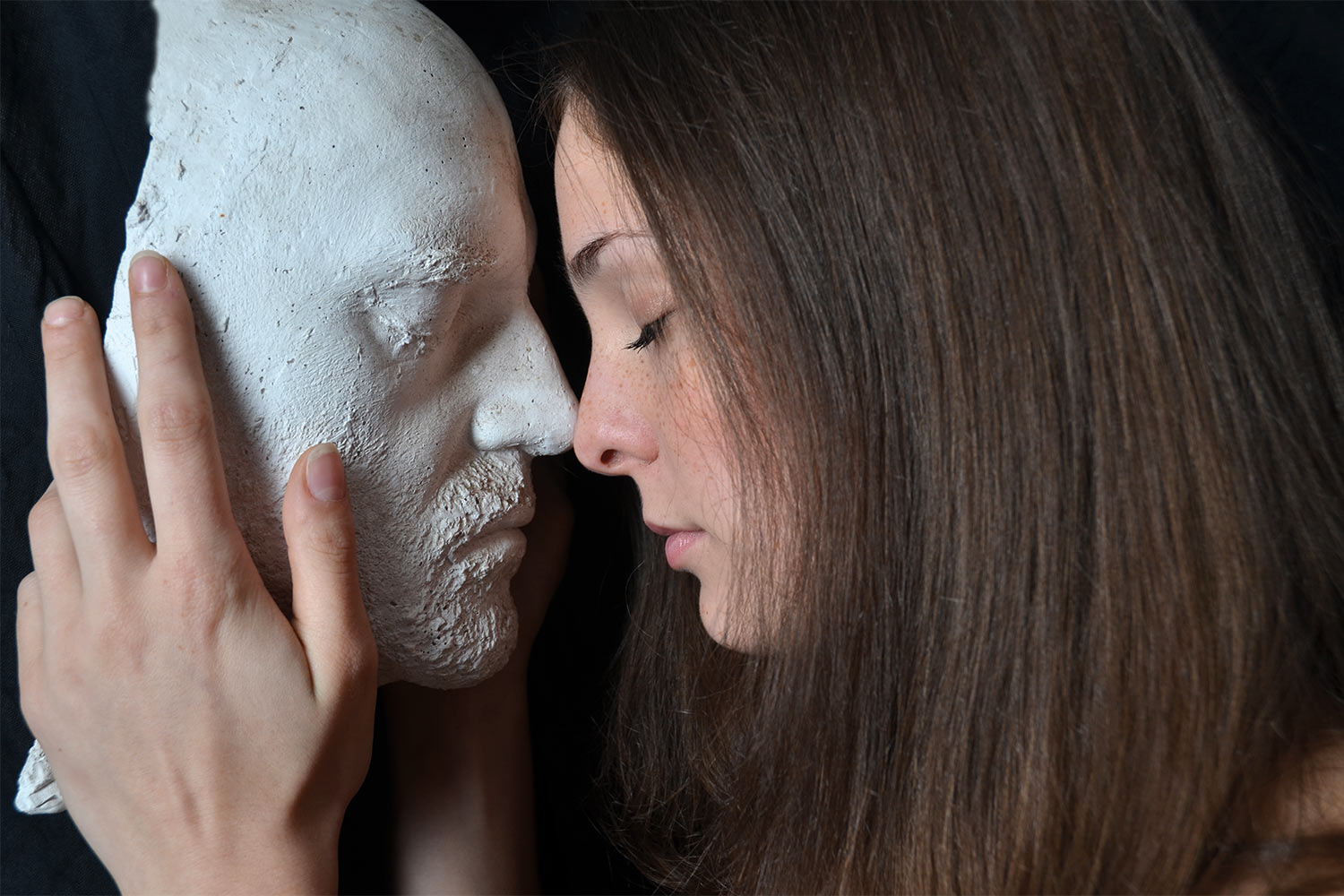 2014-masken-traum-foto-guenter-giese-dsc_1205b Nähe (Foto: Günter Giese) . Fotoausstellung Masken . Galerie im CCS Suhl . 2014