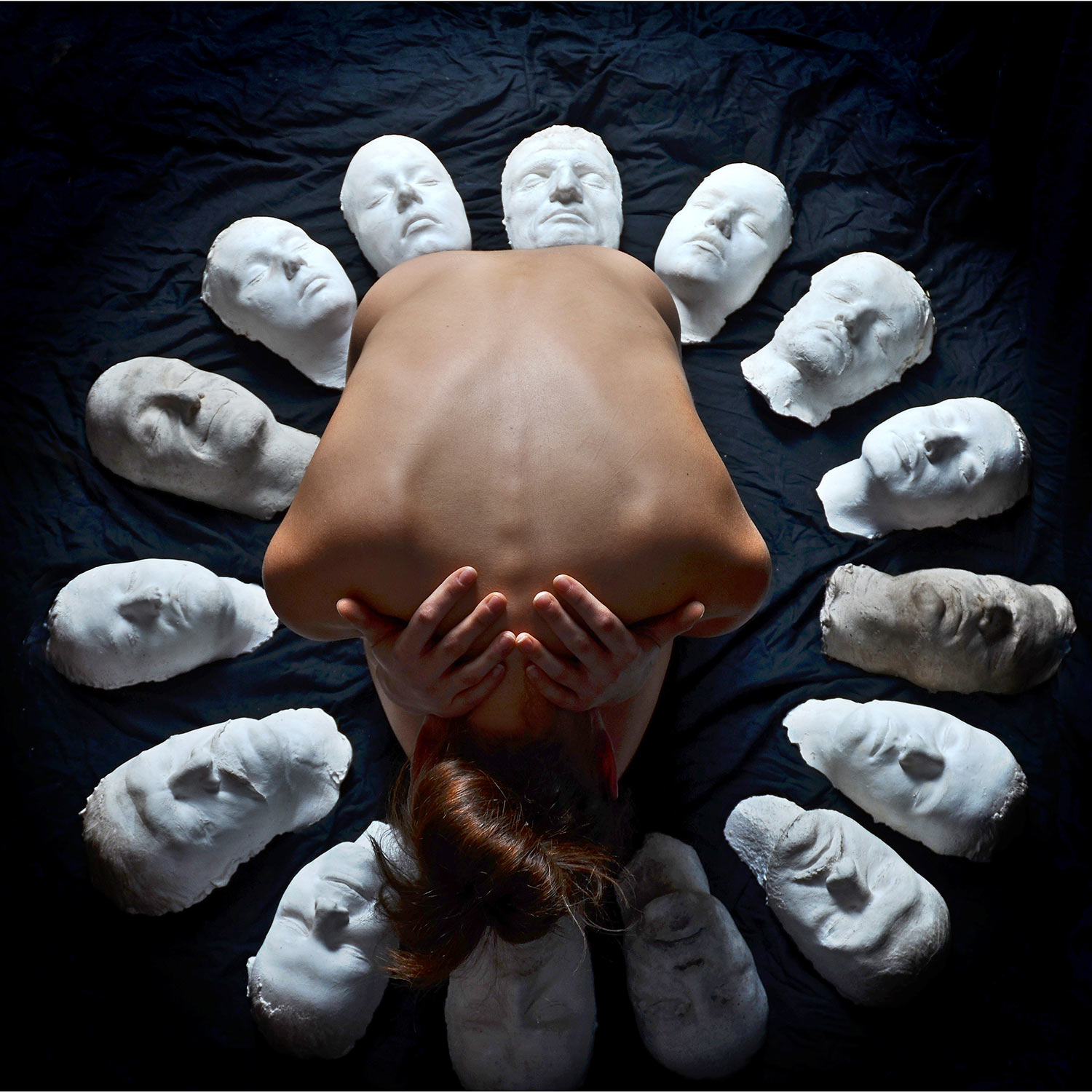 2014-masken-umzingelt-foto-guenter-giese-DSC_1407 Umzingelt (Foto: Günter Giese) . Fotoausstellung Masken . Galerie im CCS Suhl . 2014