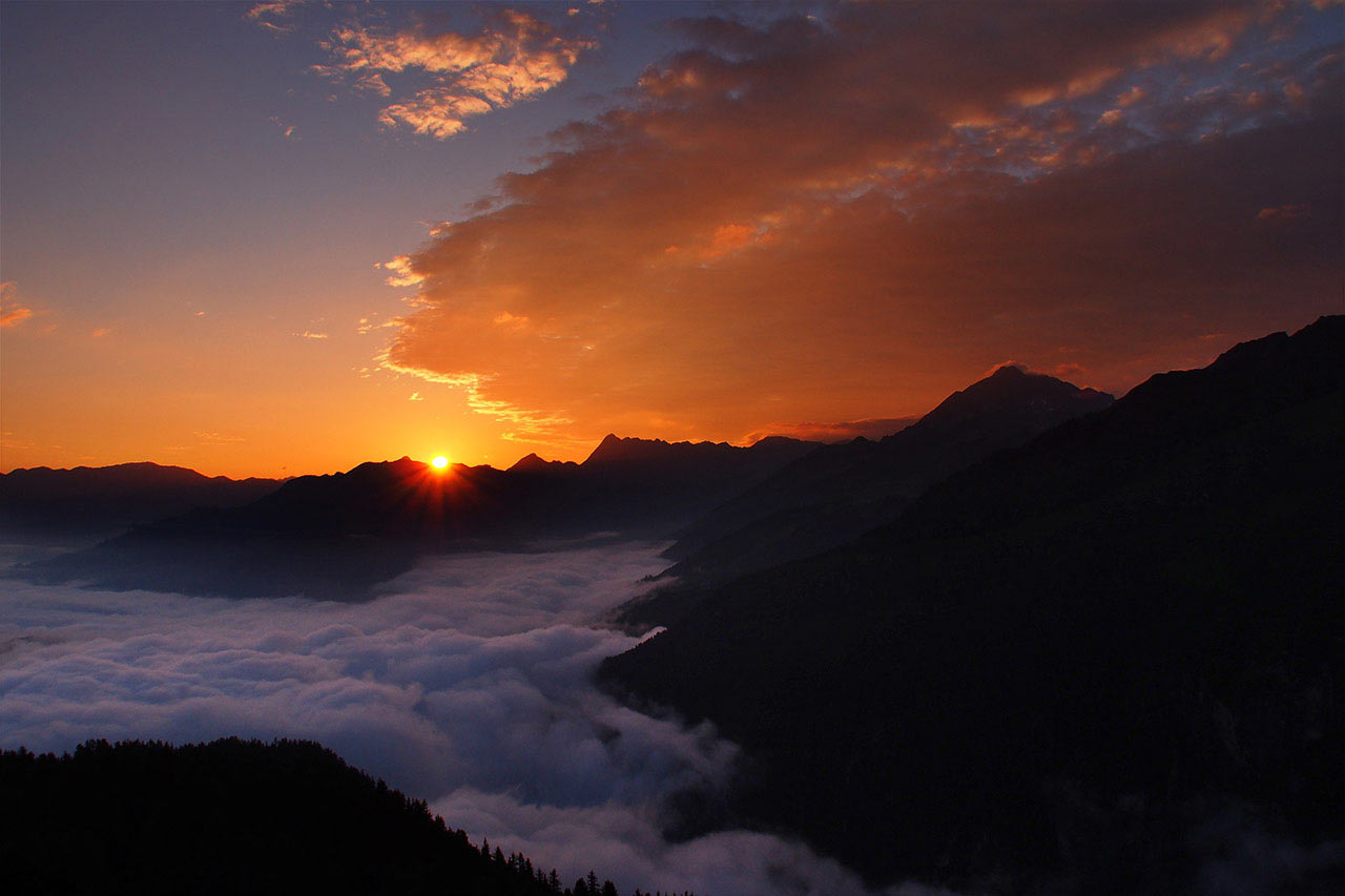 Sonnenaufgang in den Bergen (Foto: Manuela Hahnebach)