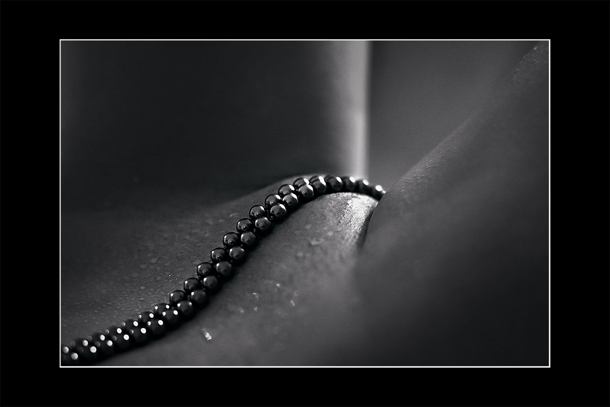 2015-Mappe-08-Bodypart-With-Pearls-FH Bodypart With Perls (Foto: Frank Hausdörfer)