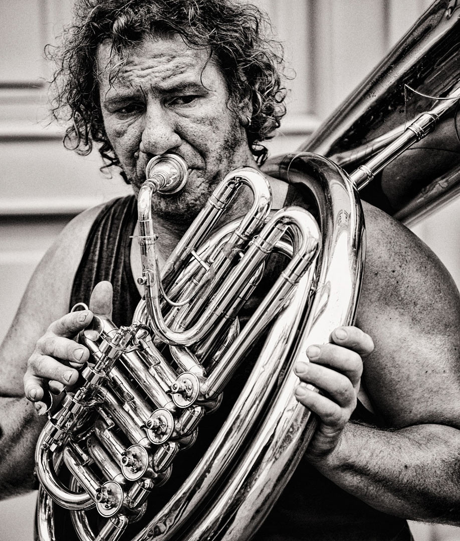 2015-fotoausstellung-musiker-upf-bilder-ins-horn-stossend Ins Horn stoßend (Foto: Uli Pfeufer)