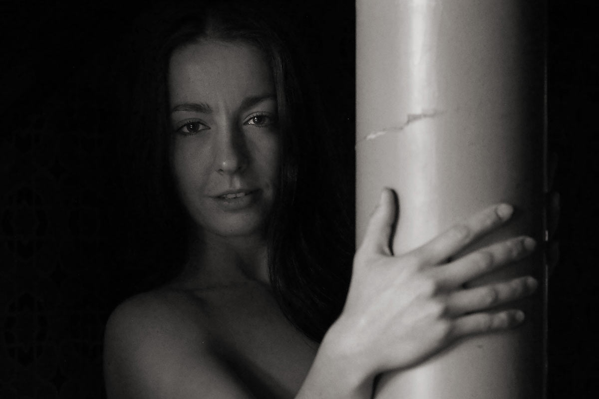 Monique im Dunkel (Foto: Manuela Hahnebach)