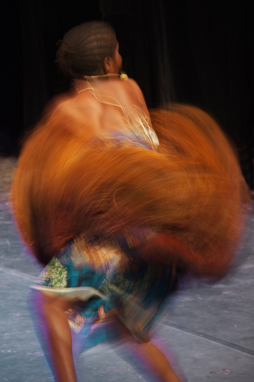 Es rockt 2 - Frauentanz der Aka-Pymäen (Foto: Andreas Kuhrt)