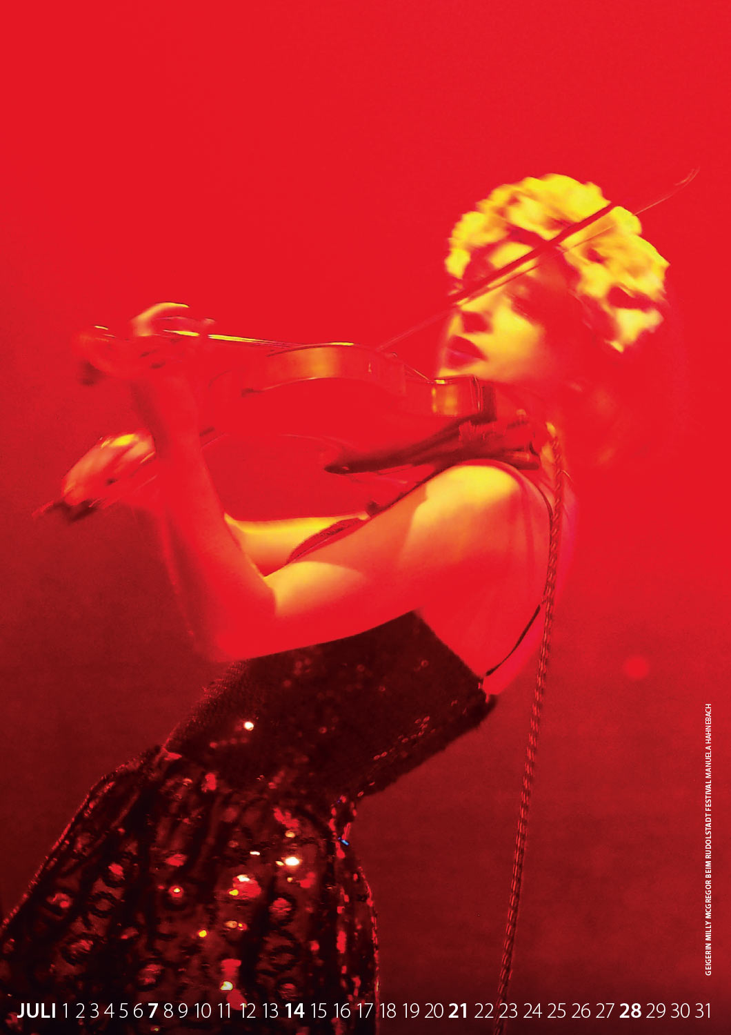 2019-fotoclub-kontrast-suhl-kalender-07 Kalender Fotoclub Kontrast Suhl 2019: Geigerin Milly McGregor beim Rudolstadt Festival (Foto: Manuela Hahnebach)
