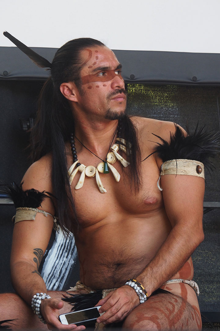 Yoyo Tuki (Rapa Nui) vor dem Auftritt beim Rudolstadt-Festival 2019 (Foto: Andreas Kuhrt)