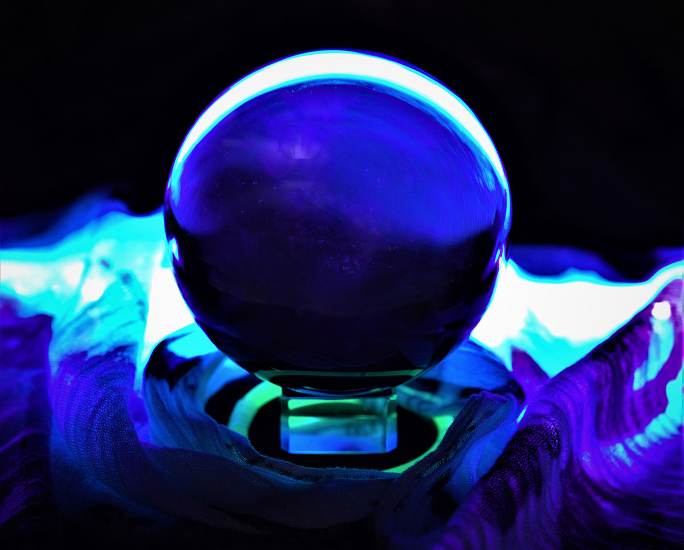 2020-11-41-Schwarzlicht-mit-blauem-Ueberzug-kw-4.83 Schwarzlicht mit blauem Überzug (Foto: Kerstin Wolff)