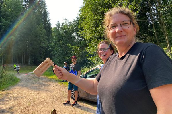 Anfeuern im Suhler Stadtwald . Südthüringentrail 2020 (Foto: Manuela Hahnebach)