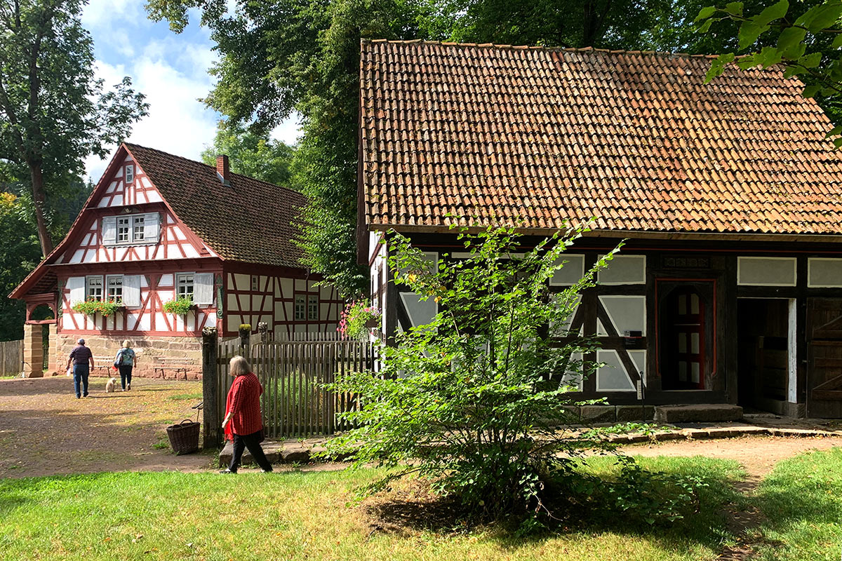 2021-09-kloster-vessra-fotoausstellung-heimat-geht-durch-den-magen-IMG_1835ak-fachwerkhaeuser Eröffnung Fotoausstellung: Heimat geht durch den Magen . Kloster Veßra 2021 . Fachwerkhäuser (Foto: Andreas Kuhrt)