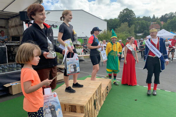 Südthüringentrail 2021: Siegerehrung Riesentrail: Katja Röder, Svenja Gliem, Susanne Marbach (Foto: Andreas Kuhrt)