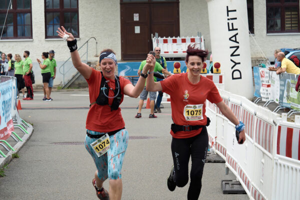 Südthüringentrail 2021: im Ziel: Franziska Jakob, Diana Geithner (Foto: Andreas Kuhrt)