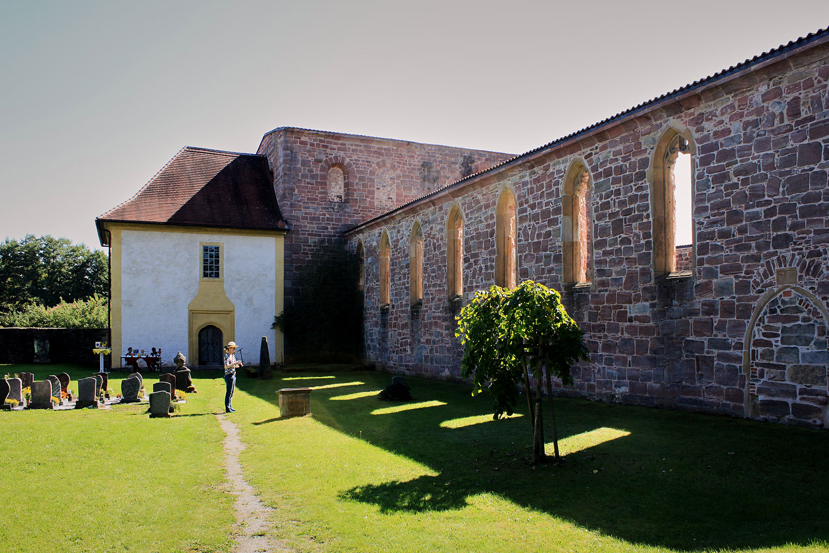 Kloster gibt Schatten (Foto: Michael Stürtz)