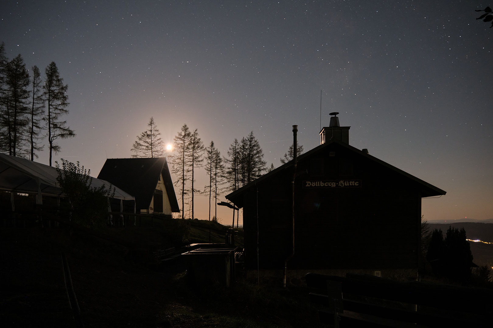 Hütte im Mondlicht (Foto: Michael Stürtz)