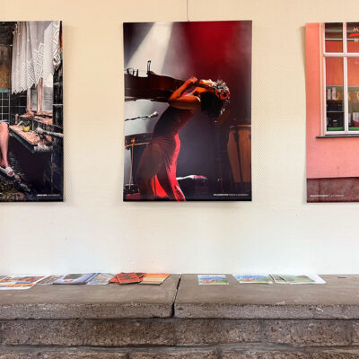 Fotoclub-Kontrast-Ausstellung "Ernte'24": Eingangs-Serie "3 Frauen" in der Musikschule Suhl (Foto: Manuela Hahnebach)