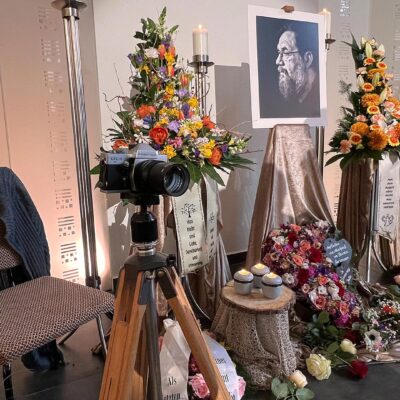 Trauerfeier für Günter Giese: Blumenschmuck in der Feierhalle (Friedhof Suhl, 06.02.2025)(Foto: Manuela Hahnebach)