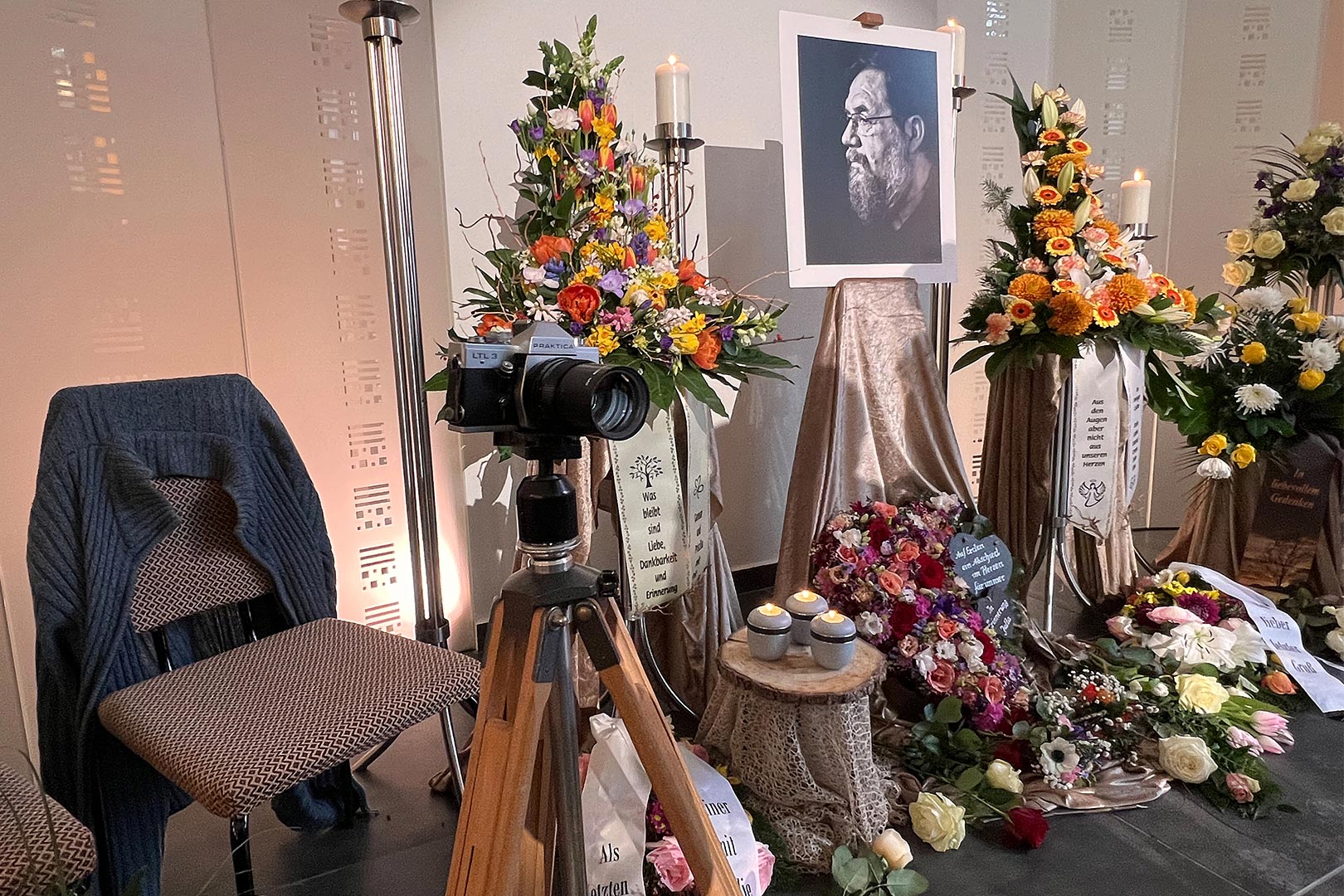 2025-02-06-suhl-friedhof-trauerfeier-gg-IMG_6357mh Trauerfeier für Günter Giese: Blumenschmuck in der Feierhalle (Friedhof Suhl, 06.02.2025)(Foto: Manuela Hahnebach)