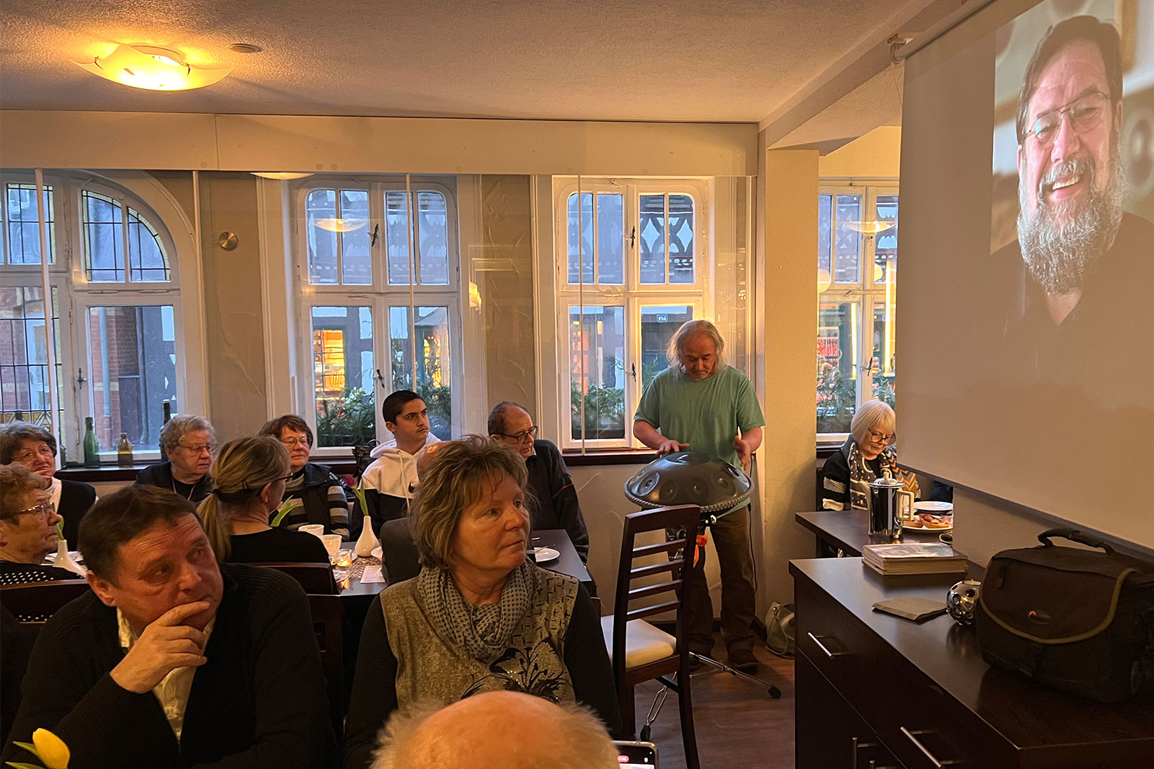 2025-02-06-suhl-heinrichs-alte-post-trauerfeier-gg-IMG_6383mh Gedenktreffen für Günter Giese: Jan Eppler spielt (Alte Post Suhl-Heinrichs, 06.02.2025)(Foto: Manuela Hahnebach)