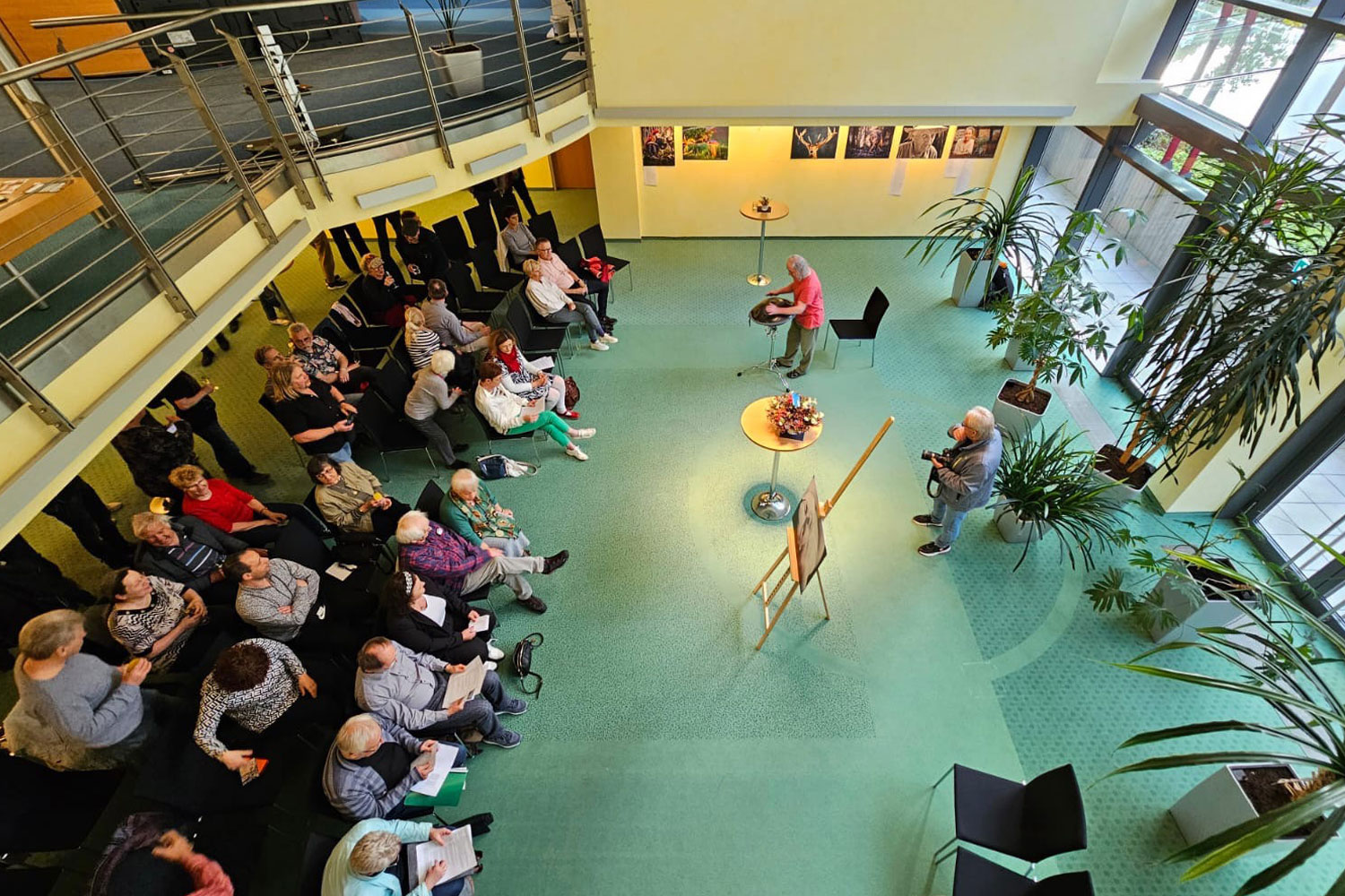 08.05.2025: Ausstellungseröffnung Fotoclub Kontrast "Schau!" in der Rennsteig-Galerie Suhl: Jan Eppler, Karl-Heinz Frank (Foto: Dietmar Schmidt)