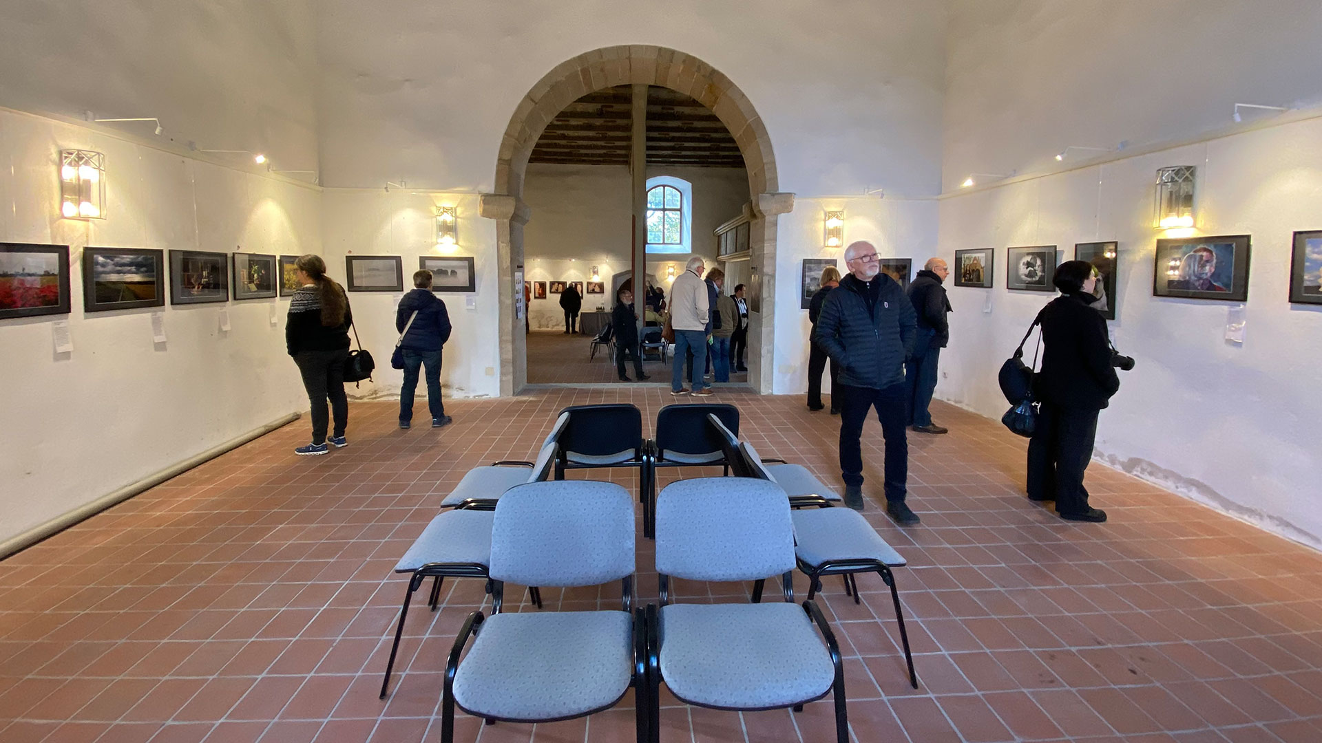 2025-10-18-poessneck-thueringer-fototag-gottesackerkirche-IMG_8863ak 35. Thüringer Fototag Pößneck 18.10.2025: Fotoausstellung in der Gottesackerkirche (Foto: Andreas Kuhrt)