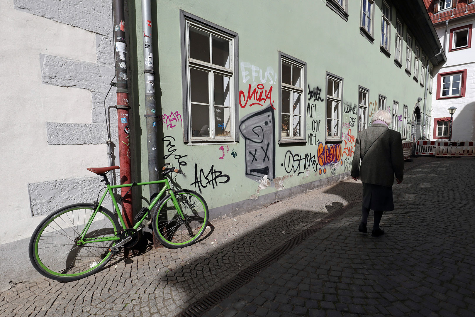 Das Rad und die alte Dame (Foto: Claus Gebhardt)