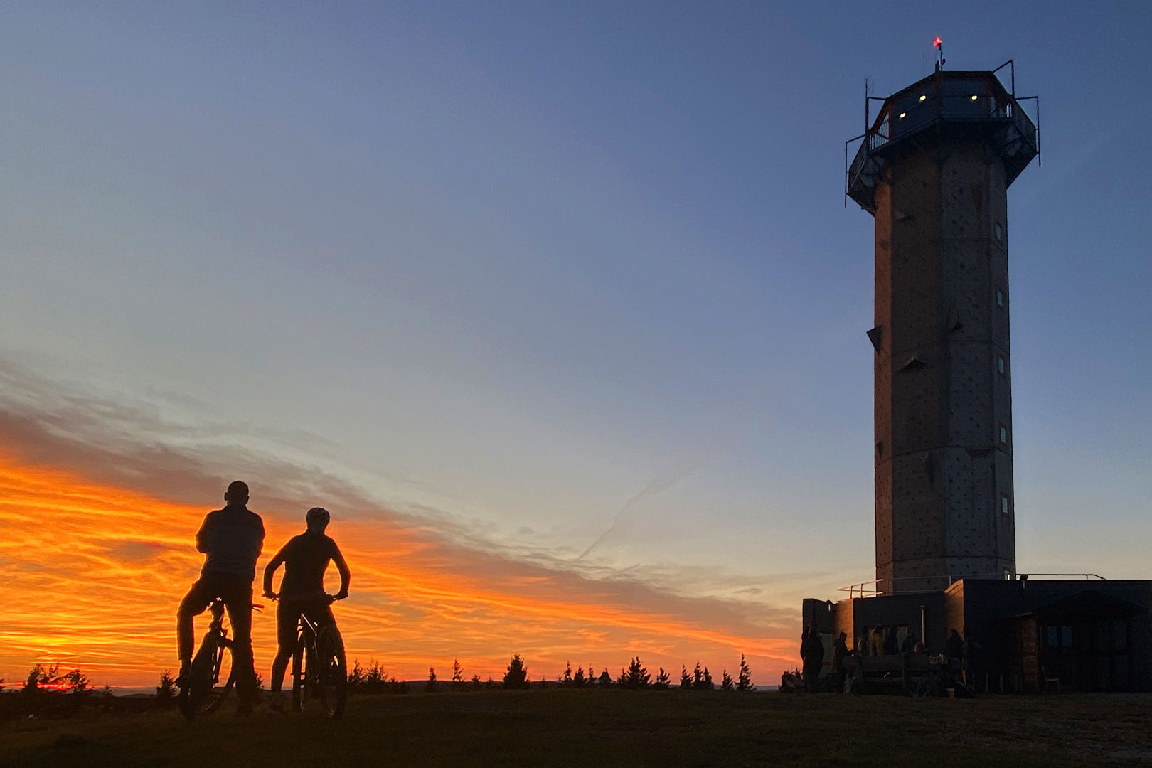 Zwei Radfahrer, in Betrachtung des Sonnenuntergangs versunken (Foto: Andreas Kuhrt)