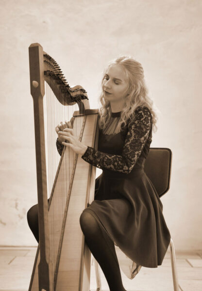 Serie: An der Harfe 1 (Foto: Roland Kastner)