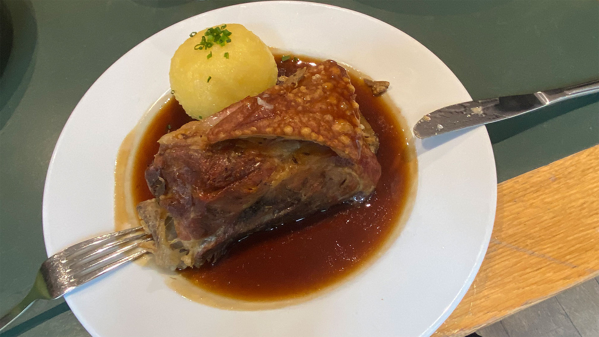 2025-nuernberg-gutmann-am-dutzendteich-schaeufele-IMG_8684ak Nürnberg: Gutmann am Dutzendteich: Schäufele (Foto: Andreas Kuhrt)