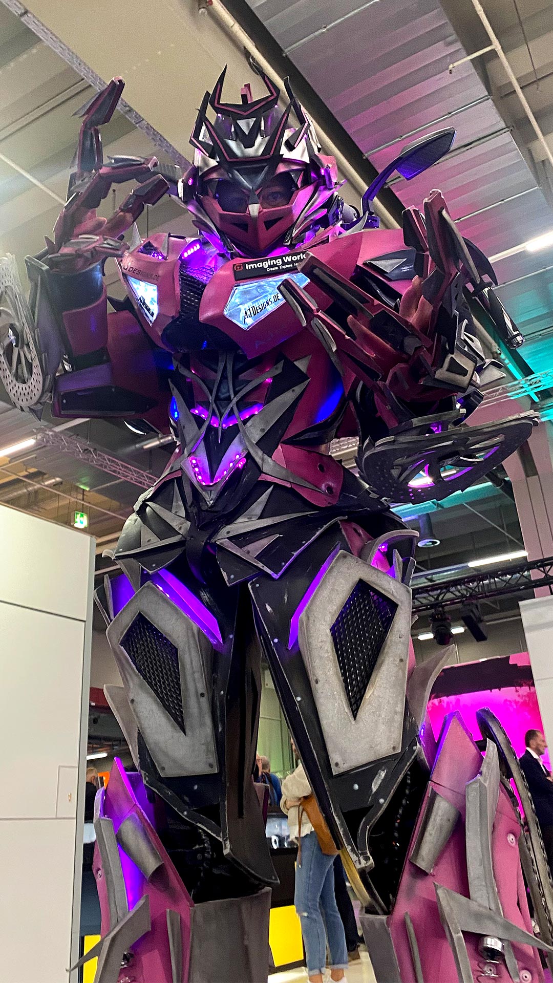 2025-nuernberg-messe-fotofestival-imaging-world-ajdesigns-roboterkostuem-atheena-IMG_8597ak Imaging World . Fotofestival Nürnberg 2025: Roboterkostüm Atheena von AJ-Designs (Foto: Andreas Kuhrt)